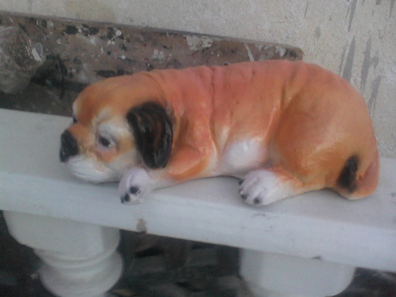 uyuyan köpek; alçı boyalı en.17 boy.30 yüks.7 ağr.1