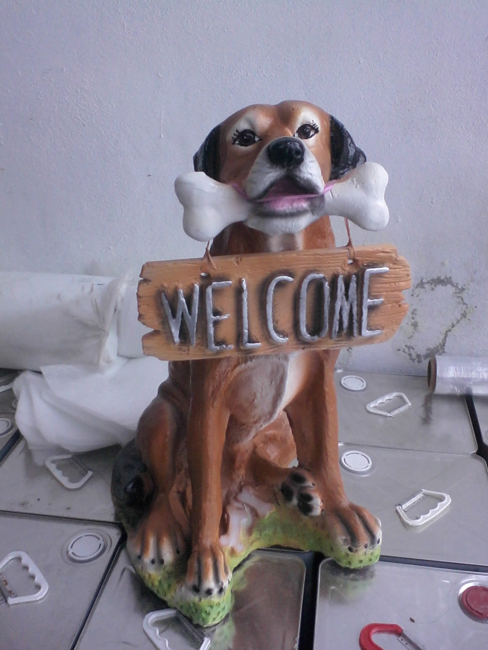 kemikli welcome köpek; alçı boyalı  en.30 boy.30 yüks.55 ağr.5