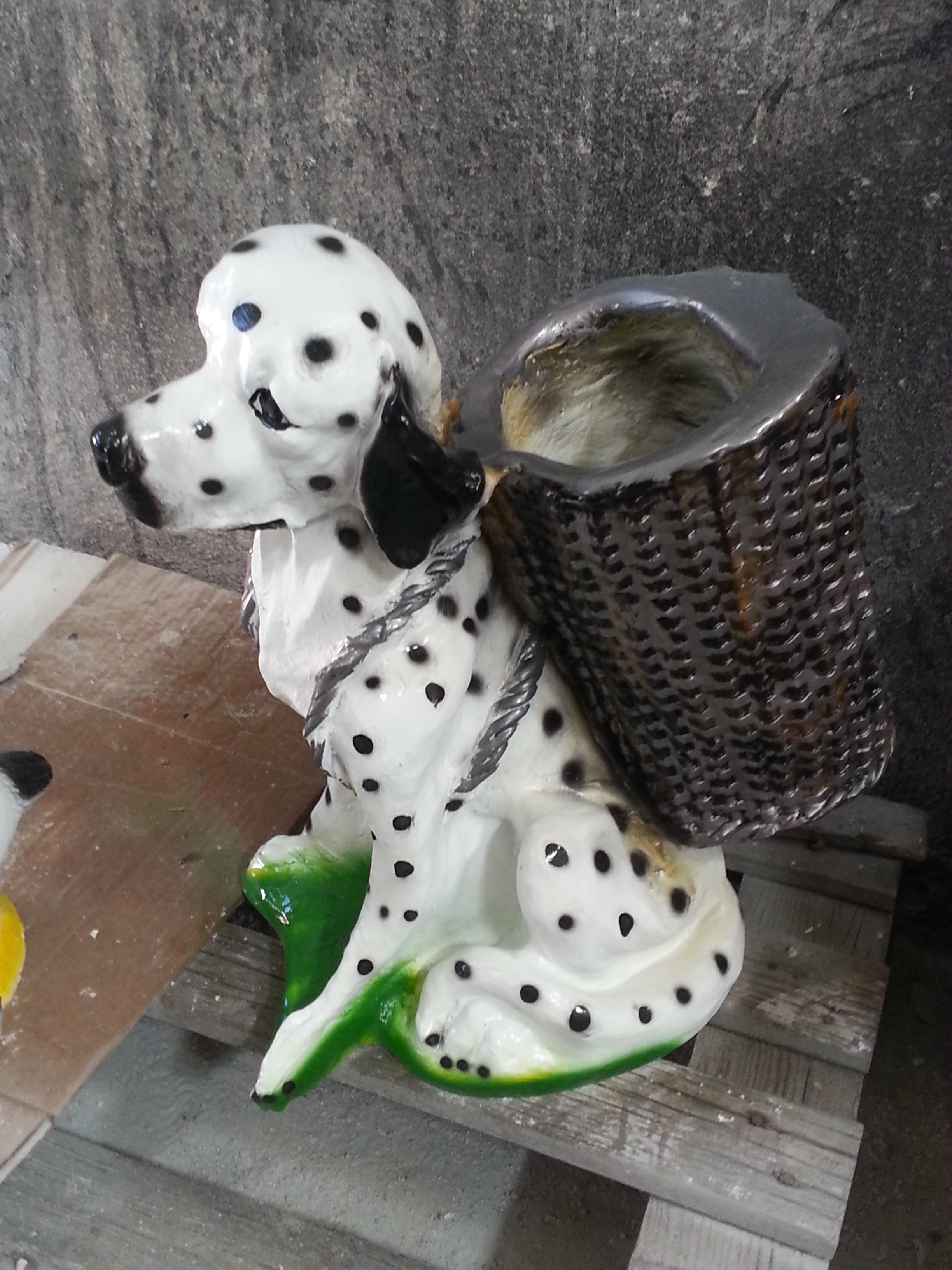 sepetli köpek;alçı boyalı en.35 boy.25 yüks.50 ağr.3