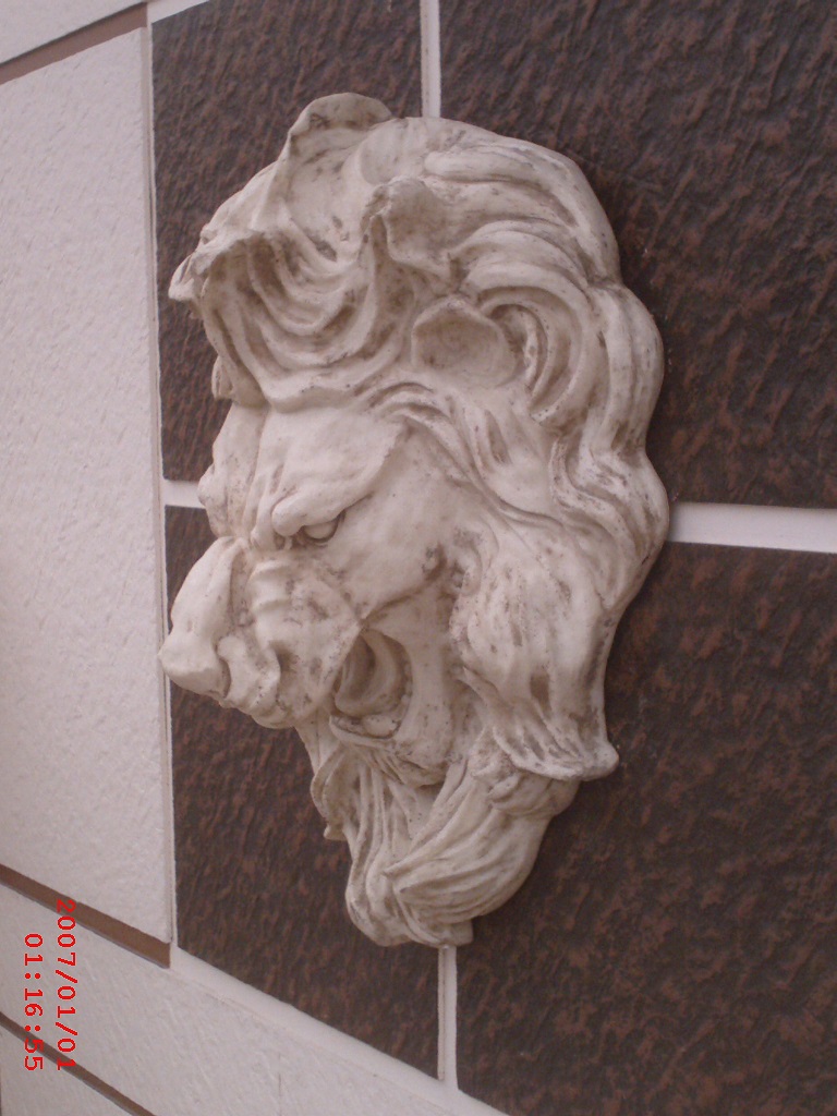 duvar aslan kafası; beton en.60 boy.95 yüks.110 ağr.30