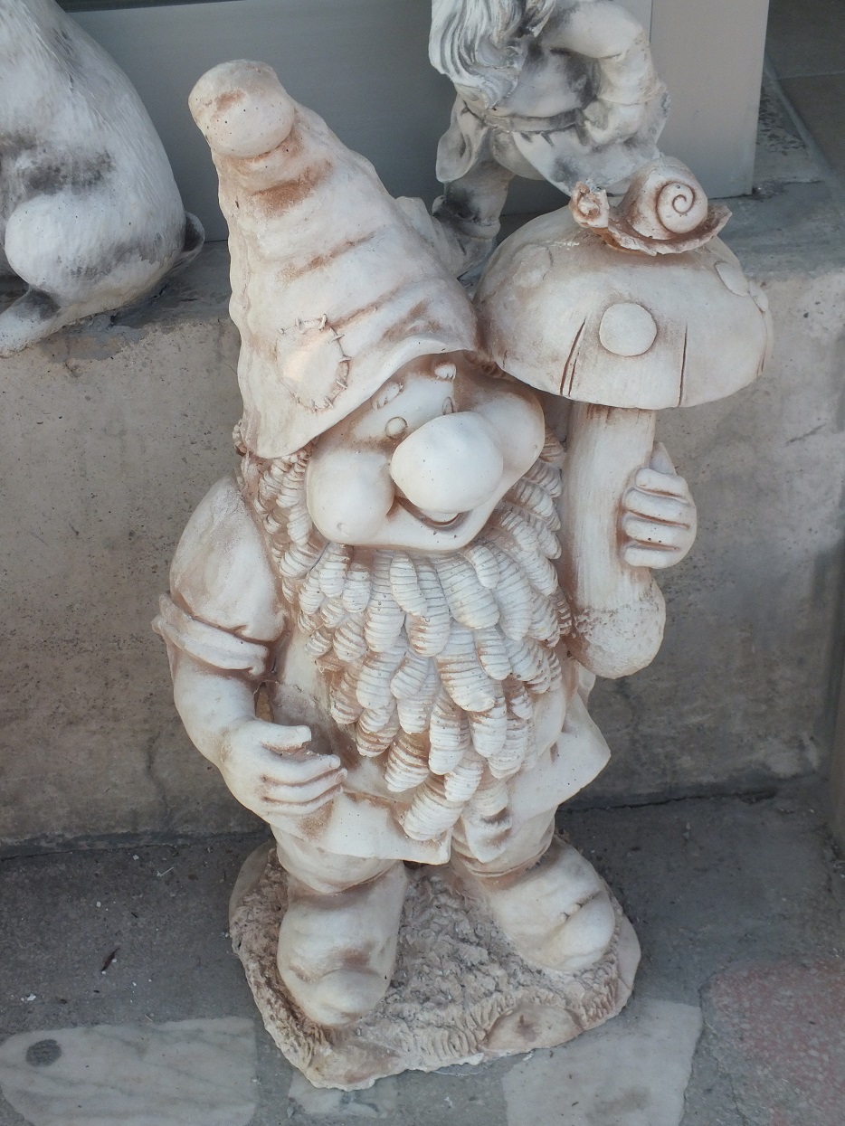 sakallı cüce; beton en.30 boy.35 yüks.80 ağr.30