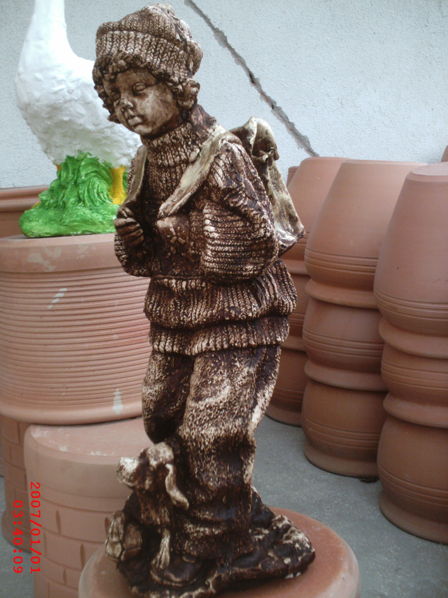 çantalı erkek çocuk; alçı en.20 boy.25 yüks.70 ağr.3