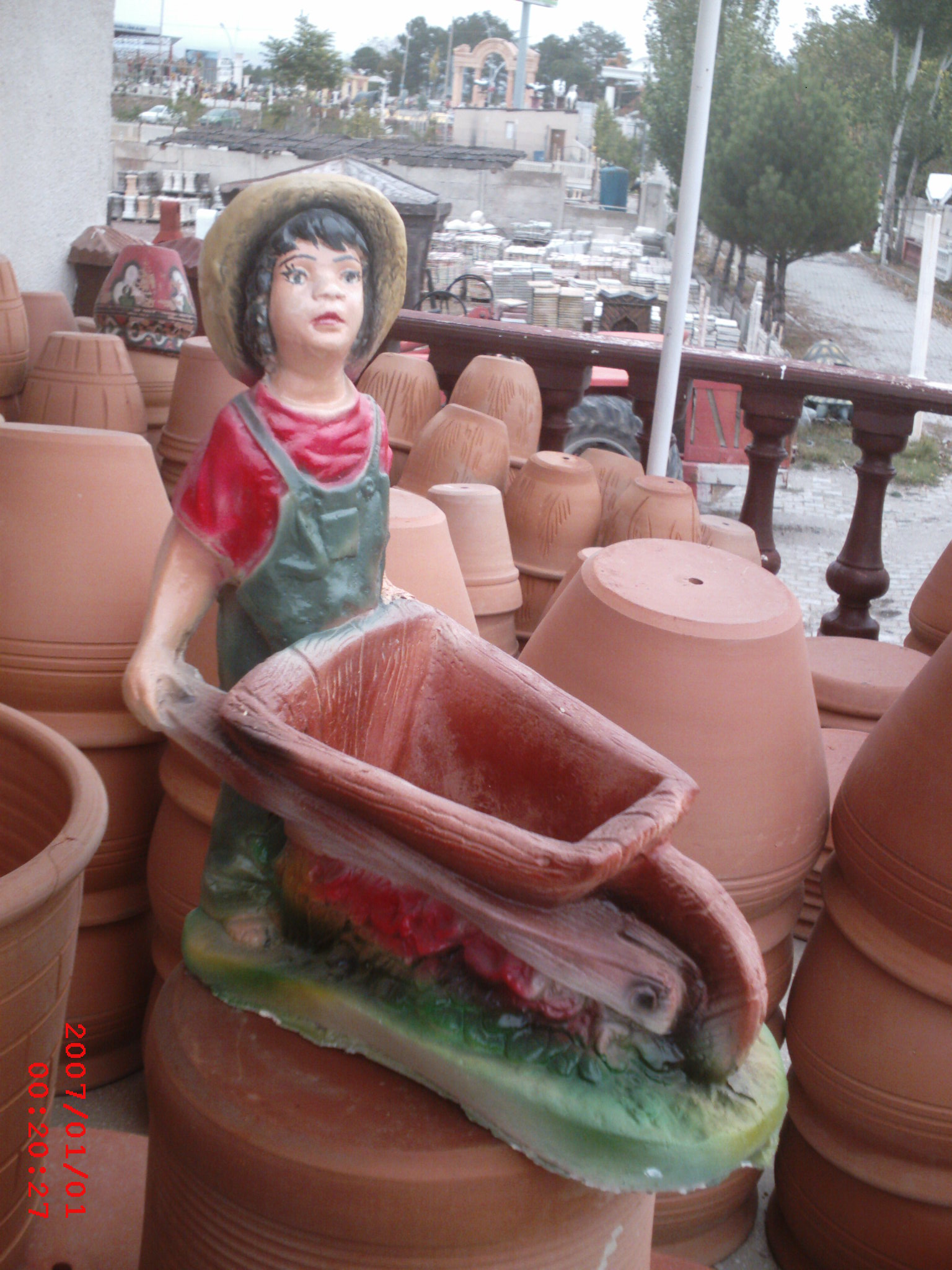 arabalı erkek çocuk; alçı boyalı en.25 boy.40 yüks.45 ağr.3