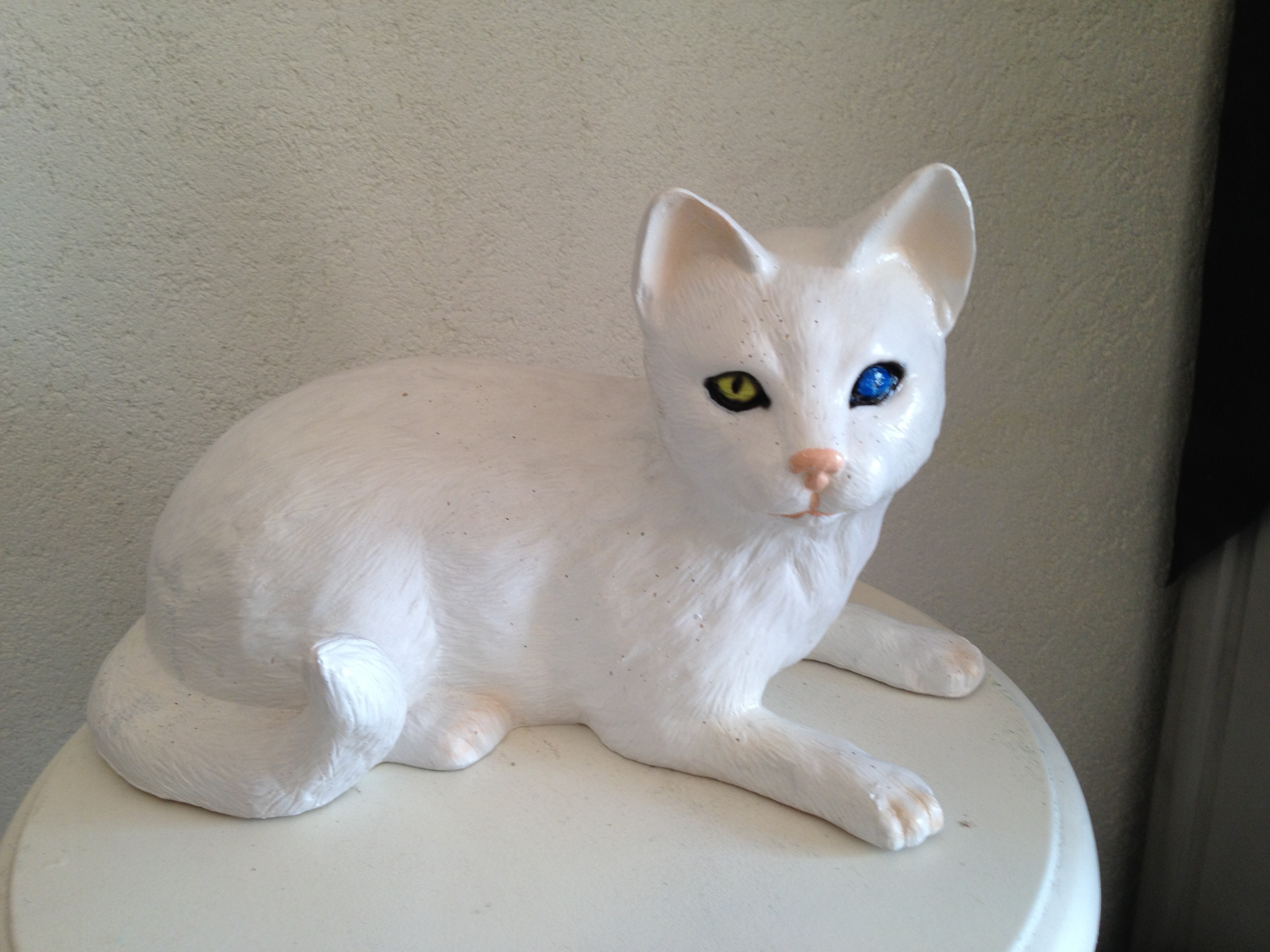 yatan kedi; promit en.20 boy.35 yüks.30 ağr.2